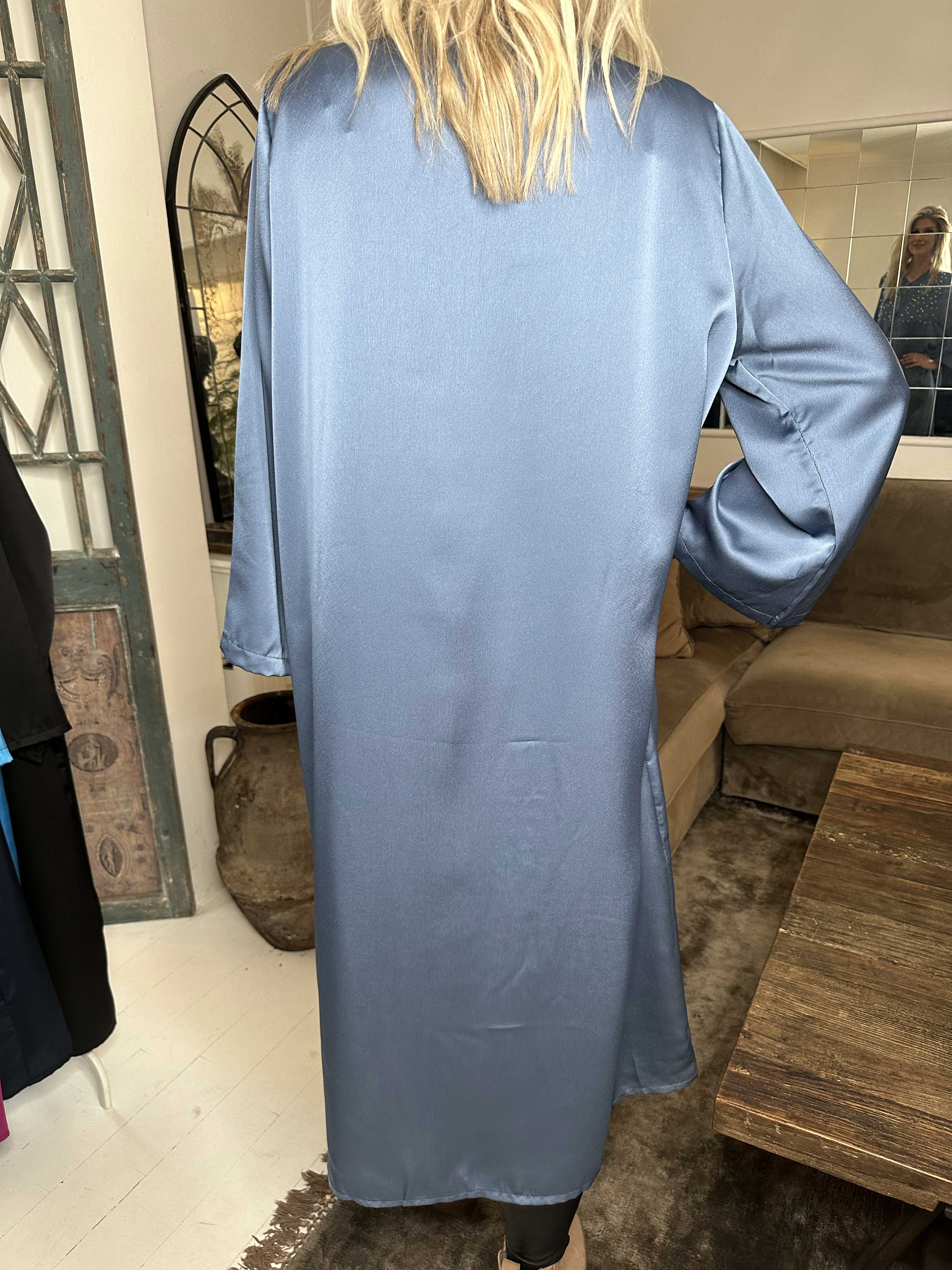 Emilia - Klänning i silkelook med lös passform och vita pärlor